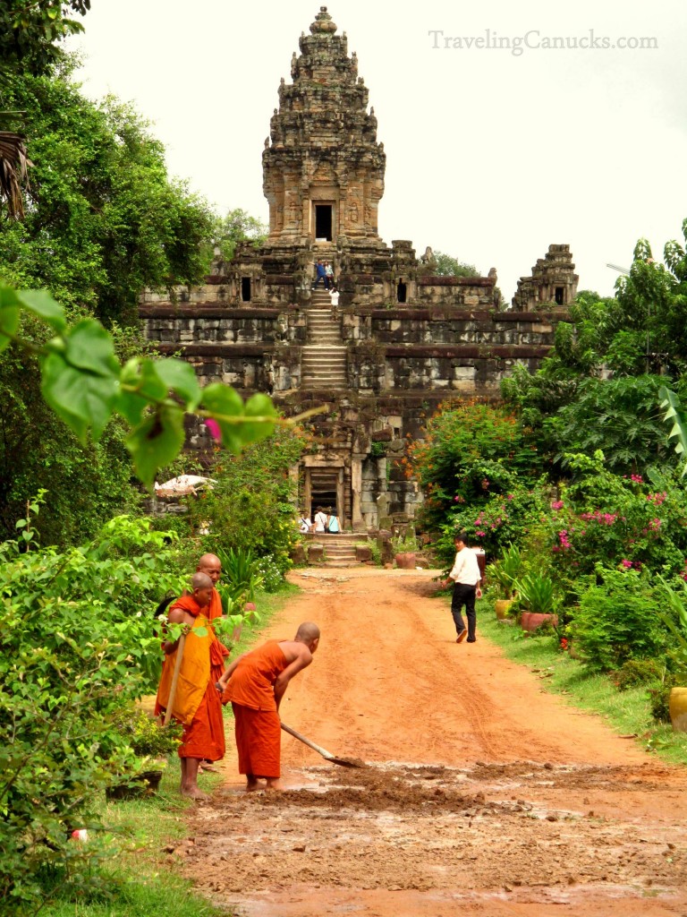 buddhist-monks-cambodia-angkor