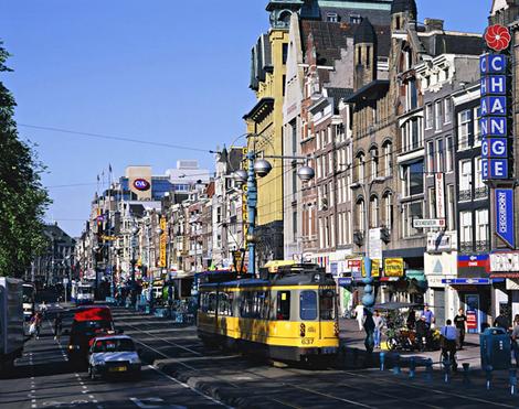 Damrak-Street-Amsterdam