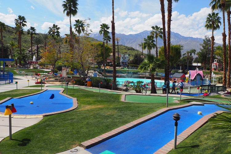 miniature golf course at Boomers Palm Springs with kids