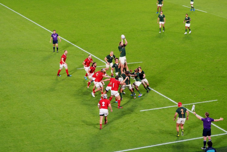 South Africa receives the line out pass at the Rugby World Cup match in Kobe, Japan