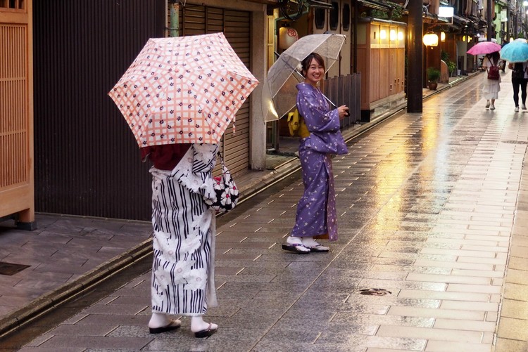 dress up in kimono and take photos of Kyoto
