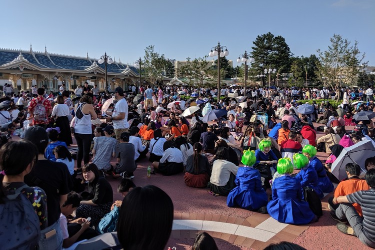 long lines and crowds to enter Tokyo Disneyland
