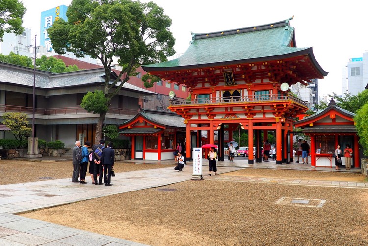 main gate at the entrance to Ikuta Shrine, things to do in Kobe Japan