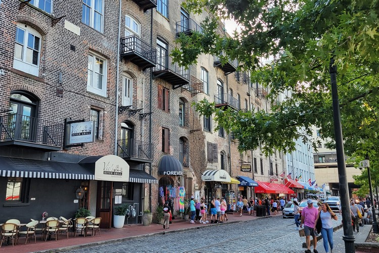 buildings and shops on East River Street in Savannah Georgia