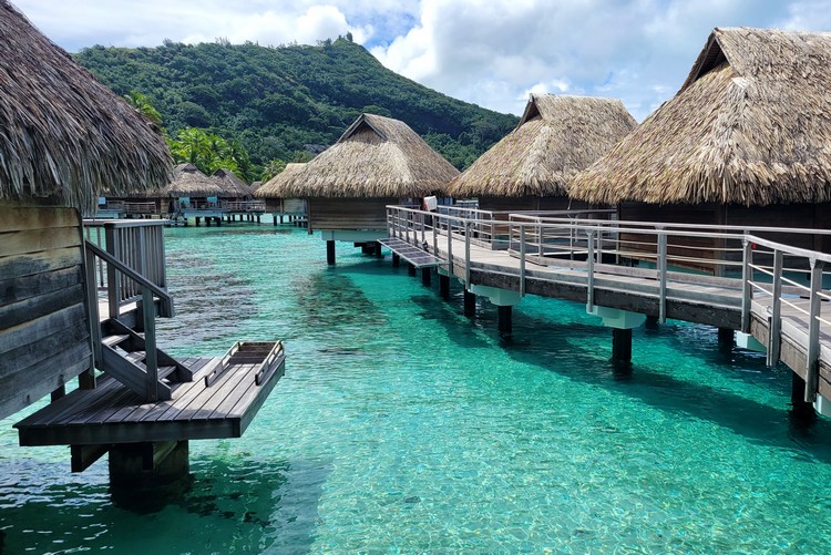 Bora Bora travel tips - the best luxury hotels with overwater bungalows on Bora Bora island