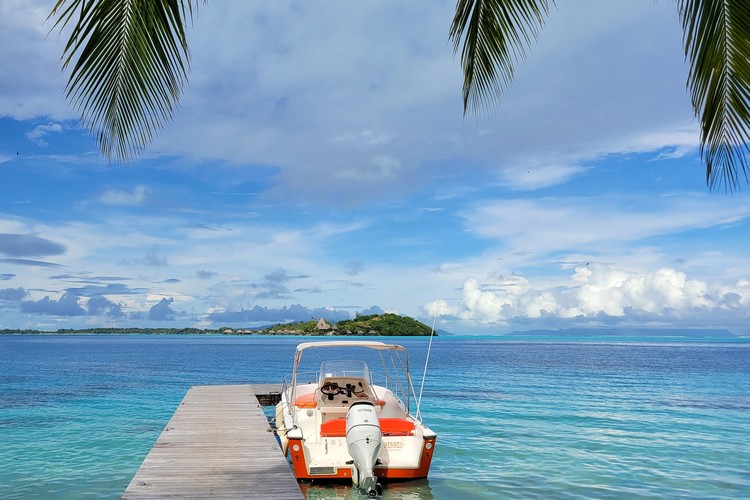 Bora Bora travel tips - the best luxury hotels with overwater bungalows on Bora Bora island