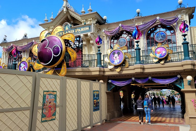 entrance to Disneyland Paris with 30th anniversary signs