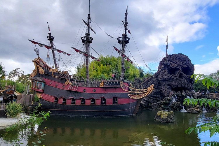 Le Galion des Pirates and Skull Rock on Adventure Island in Disneyland Paris 
