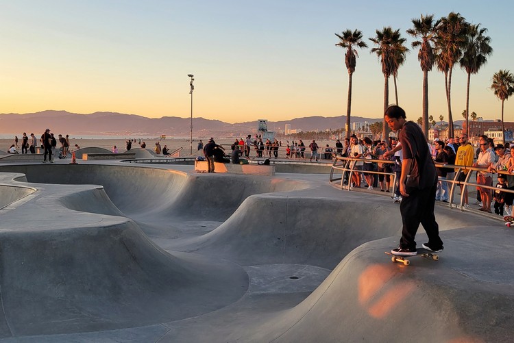 Venice Beach Skatepark at sunset. Popular attraction for a weekend in Los Angeles, 3 day Los Angeles itinerary 