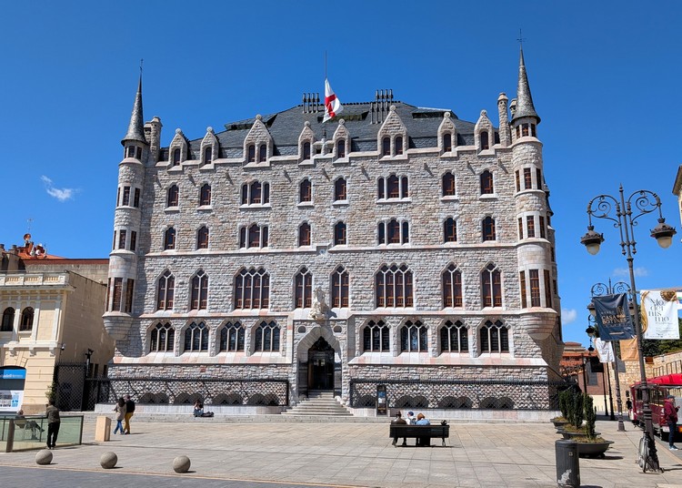 Casa Botines (built 892), a modernista building in León, designed by Antoni Gaudí