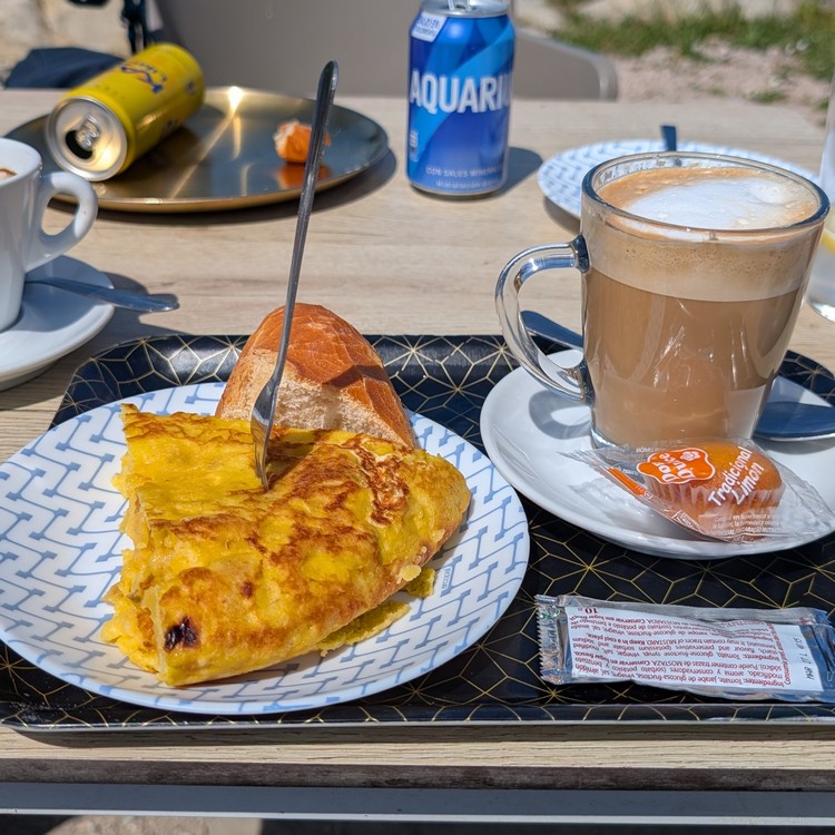 Spanish tortilla omelette and cafe con leche at Explanada do Horizonte