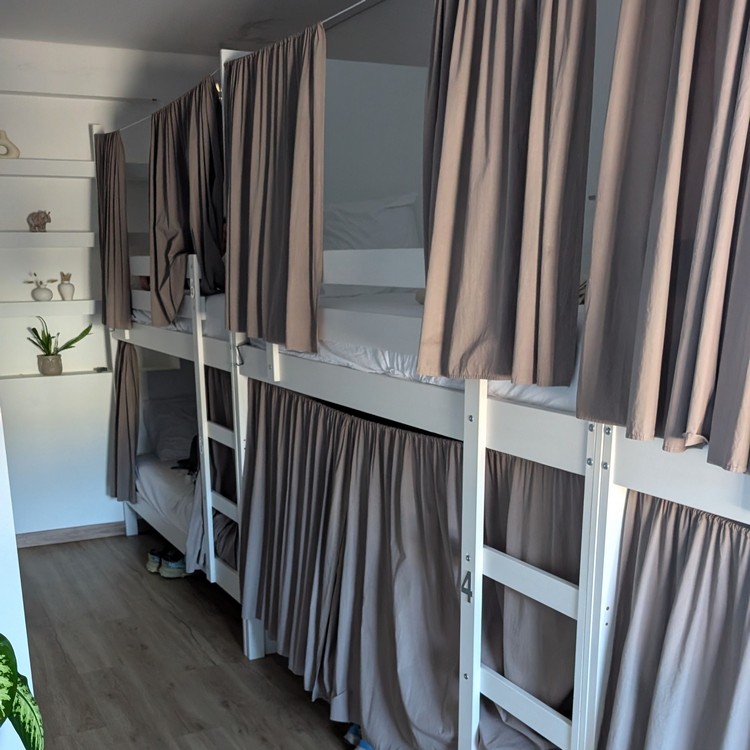 6 bunkbeds in the small dorm room at Mare de Passos Guest House
